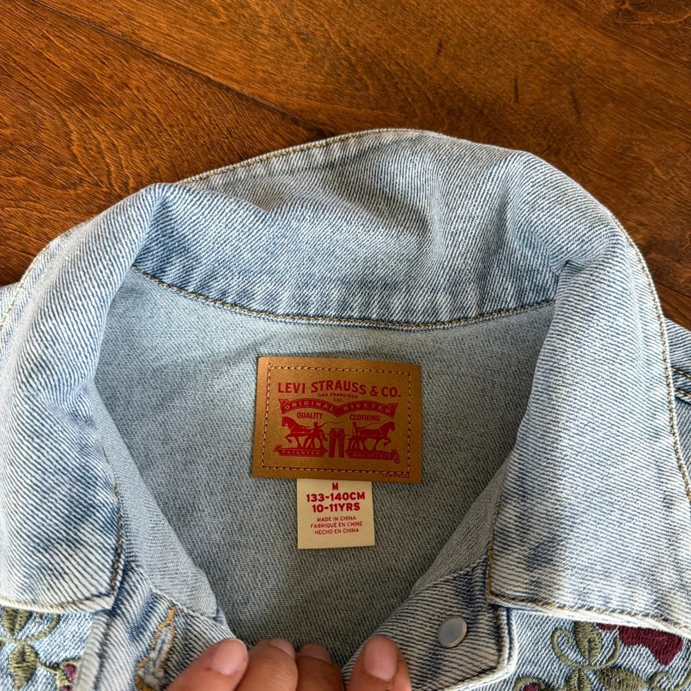 Levis Girls Light Wash Denim Trucker Jacket Rose Floral Embroidery Size M 10-12